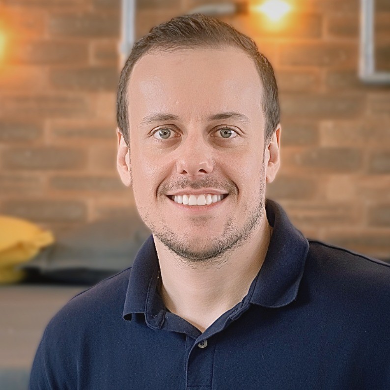 Professional portrait of Marcel Miccolis Pilipovicius, Marketing and Growth Director, representing strategic leadership, creativity, and innovation in digital marketing.